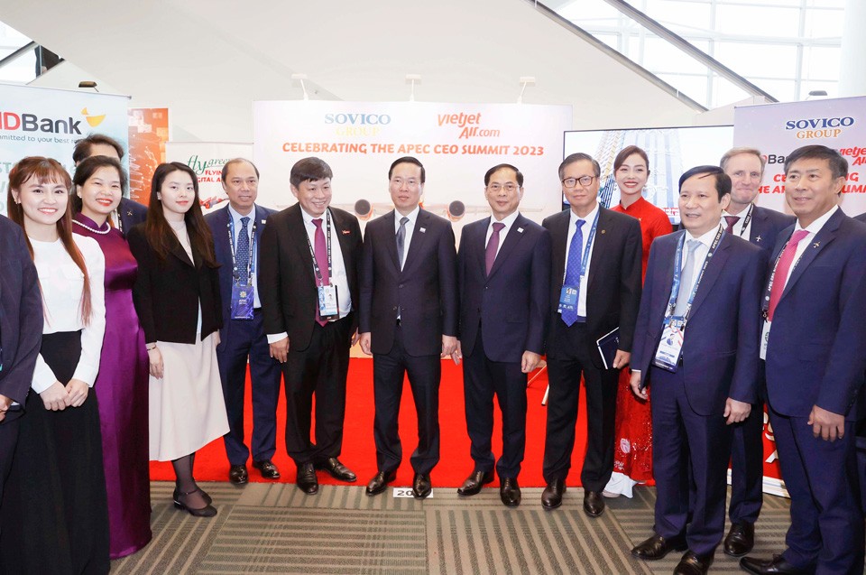 Chủ tịch nước Võ Văn Thưởng ký poster lưu niệm tại Hội nghị thượng đỉnh Doanh nghiệp APEC và thăm các gian hàng Việt Nam trưng bày tại Hội nghị.