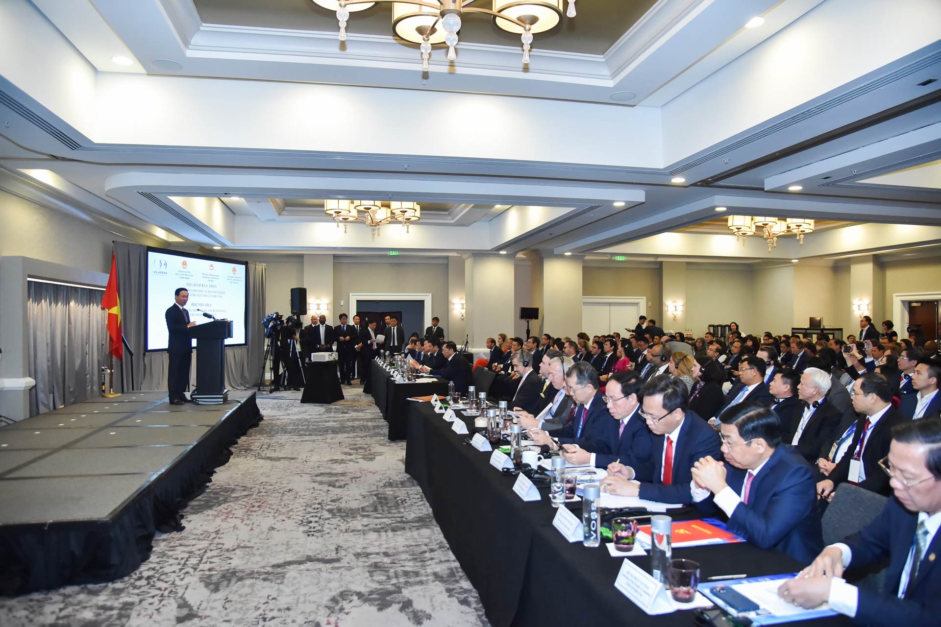 Chiều nay, 16/11 theo giờ địa phương, tại San Francisco, nhân chuyến tham dự Tuần lễ cấp cao APEC 2023, Chủ tịch nước Võ Văn Thưởng đã dự và phát biểu tại Tọa đàm bàn tròn kết nối doanh nghiệp và địa phương Việt Nam-Hoa Kỳ.