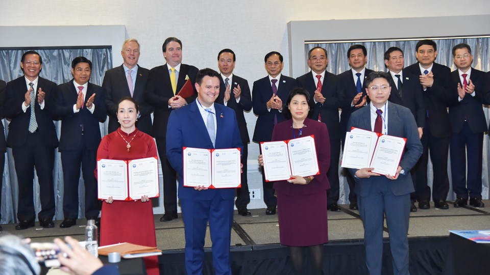 Tại Tọa đàm, Chủ tịch nước Võ Văn Thưởng và các đại biểu bộ, ngành hai nước cũng đã chứng kiến lễ trao các thỏa thuận hợp tác giữa bộ, ngành, địa phương hai nước trong một số lĩnh vực như: giáo dục và đào tạo; giảm phát thải khí nhà kính; phát triển các k