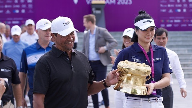 Hoa khôi bóng chuyền Kim Huệ rước cúp ở giải golf huyền thoại lần đầu tiên được tổ chức tại Việt Nam và Đông Nam Á