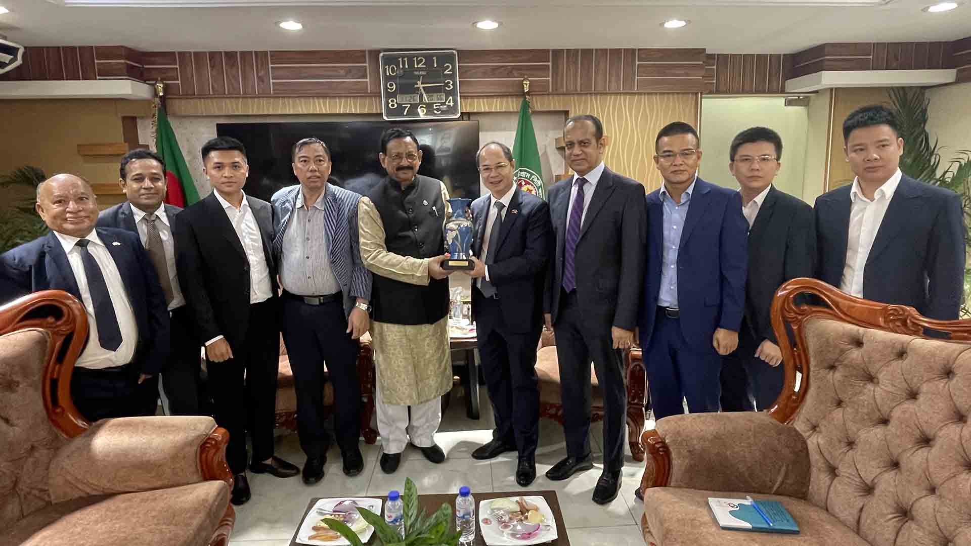 Đại sứ Nguyễn Mạnh Cường làm việc với Thị trưởng TP. Chittagong Rezaul Karim Chowdhury.