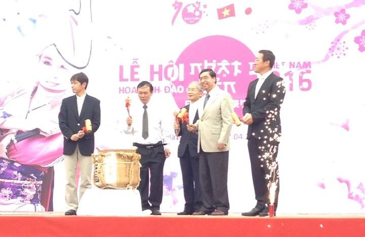 Đại sứ Nguyễn Phú Bình tại Lễ khai mạc Lễ hội Hoa Anh đào tại Hoàng Thành Thăng Long, tháng 4/2016. (Ảnh: NVCC)