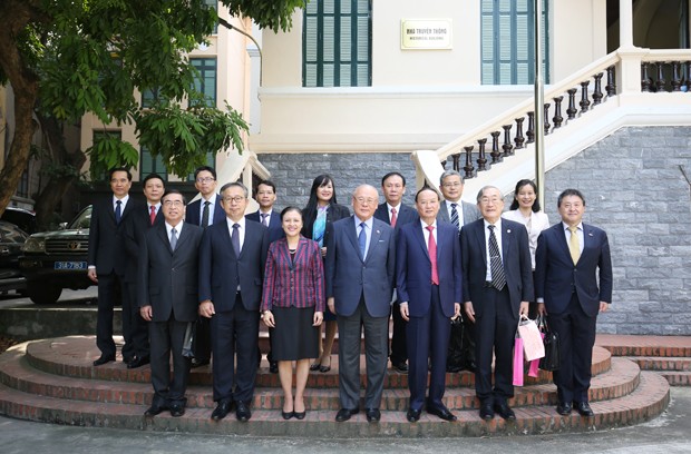 Ngày 28/11/2020, tại Hà Nội, Chủ tịch Liên hiệp các tổ chức hữu nghị Việt Nam Nguyễn Phương Nga tiếp ông Takebe Tsutomu, Cố vấn đặc biệt Liên minh Nghị sĩ Hữu nghị Nhật - Việt (hàng đầu, thứ tư từ trái sang) thăm và làm việc tại Việt Nam. 