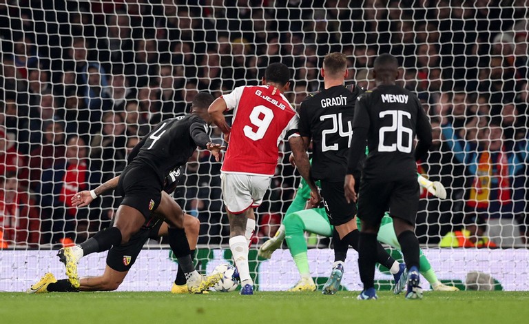 Sau đó, chính Gabriel Jesus nhân đôi cách biệt với pha xử lý kỹ thuật trong vòng cấm. Sau đó, chính Gabriel Jesus nhân đôi cách biệt với pha xử lý kỹ thuật trong vòng cấm.