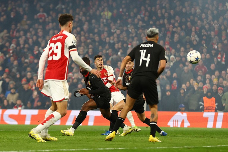 Không chịu kém đồng đội, Martinelli cũng solo từ cánh trái rẽ vào trung lộ ghi bàn đẹp mắt. Không chịu kém đồng đội, Martinelli cũng solo từ cánh trái rẽ vào trung lộ ghi bàn đẹp mắt.