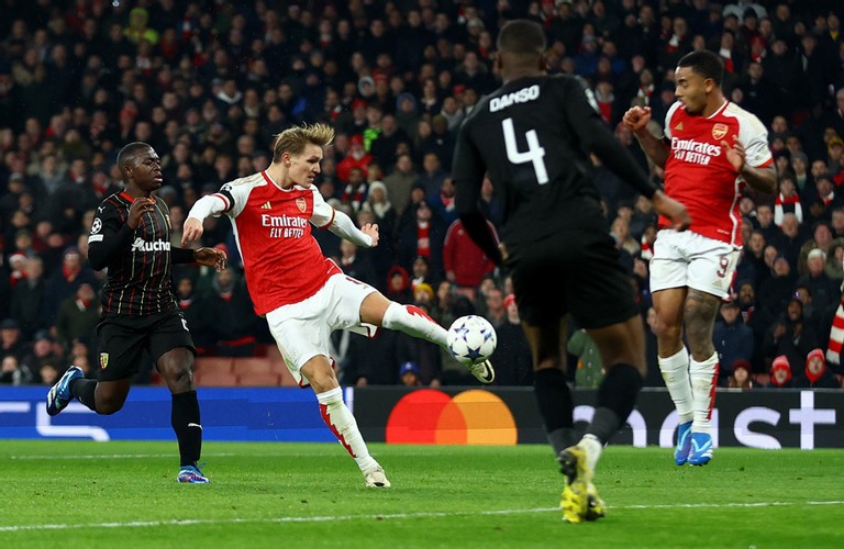 Trước khi hiệp 1 khép lại, Martin Odegaard volley chính diện khung thành nâng tỷ số lên 5-0. Trước khi hiệp 1 khép lại, Martin Odegaard volley chính diện khung thành nâng tỷ số lên 5-0.