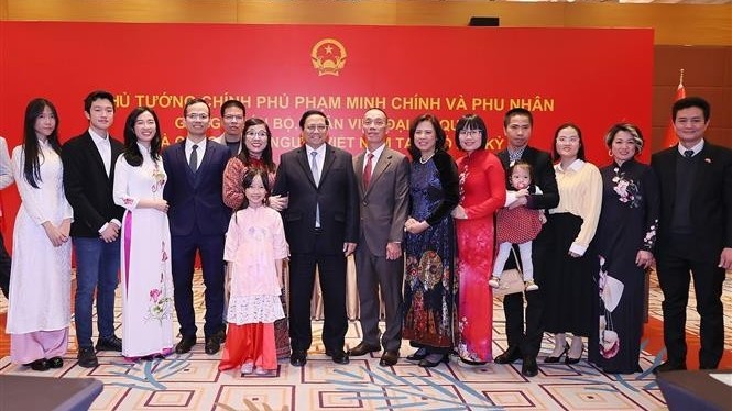 thu tuong pham minh chinh va phu nhan gap go can bo nhan vien dai su quan cong dong nguoi viet nam tai tho nhi ky