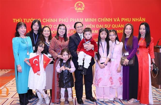 Thủ tướng Phạm Minh Chính và Phu nhân gặp gỡ cán bộ, nhân viên Đại sứ quán, cộng đồng người Việt Nam tại Thổ Nhĩ Kỳ Thủ tướng Phạm Minh Chính và Phu nhân gặp gỡ cán bộ, nhân viên Đại sứ quán, cộng đồng người Việt Nam tại Thổ Nhĩ Kỳ