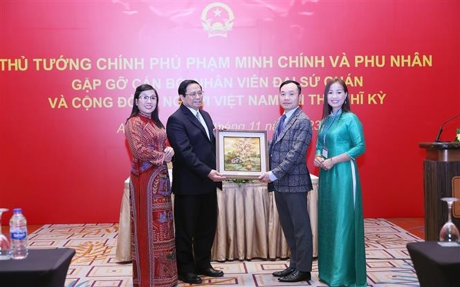 Thủ tướng Phạm Minh Chính và Phu nhân gặp gỡ cán bộ, nhân viên Đại sứ quán, cộng đồng người Việt Nam tại Thổ Nhĩ Kỳ Thủ tướng Phạm Minh Chính và Phu nhân gặp gỡ cán bộ, nhân viên Đại sứ quán, cộng đồng người Việt Nam tại Thổ Nhĩ Kỳ