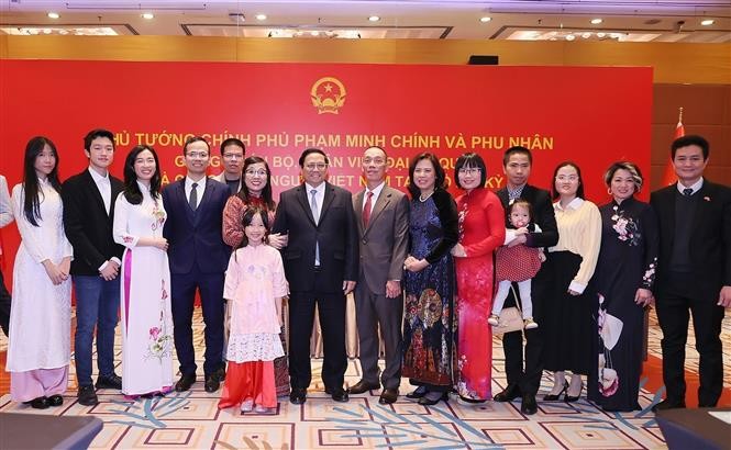 Thủ tướng Phạm Minh Chính và Phu nhân với cán bộ, nhân viên Đại sứ quán Việt Nam tại Thổ Nhĩ Kỳ. (Nguồn: TTXVN) Thủ tướng Phạm Minh Chính và Phu nhân với cán bộ, nhân viên Đại sứ quán Việt Nam tại Thổ Nhĩ Kỳ. (Nguồn: TTXVN)