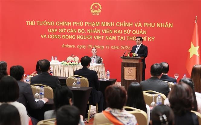Thủ tướng Phạm Minh Chính phát biểu tại buổi gặp cán bộ, nhân viên Đại sứ quán và cộng đồng người Việt Nam tại Thổ Nhĩ Kỳ. (Nguồn: TTXVN) Thủ tướng Phạm Minh Chính phát biểu tại buổi gặp cán bộ, nhân viên Đại sứ quán và cộng đồng người Việt Nam tại Thổ Nhĩ Kỳ. (Nguồn: TTXVN)