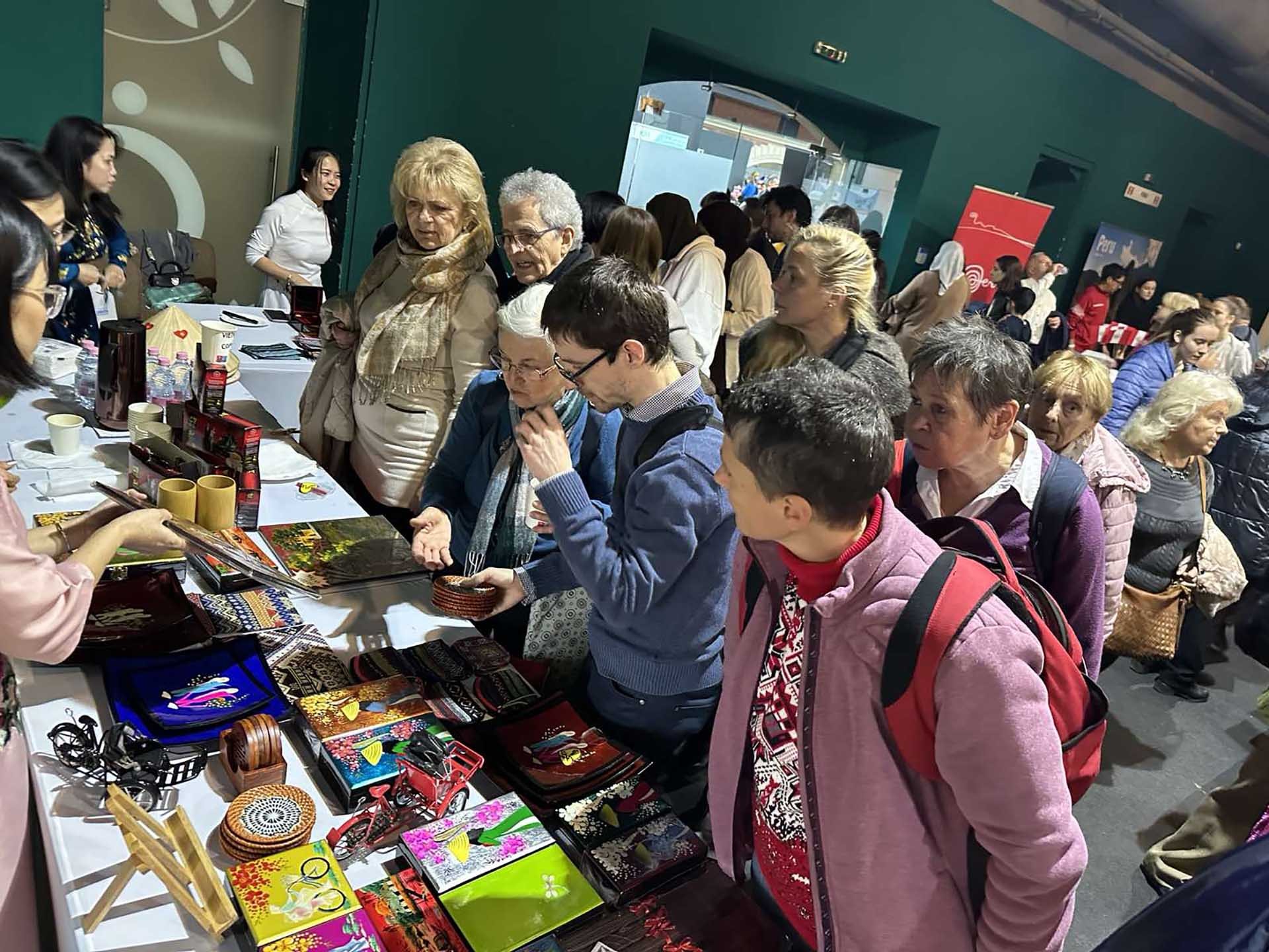 Gian hàng Việt Nam luôn thu hút đông khách quốc tế. Gian hàng Việt Nam luôn thu hút đông khách quốc tế.