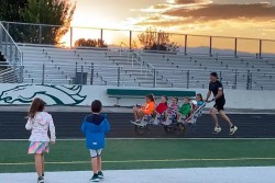 Mỹ: Ông bố lập Kỷ lục Guinness khi vừa chạy bộ vừa đẩy xe chở 5 người con còn nhỏ