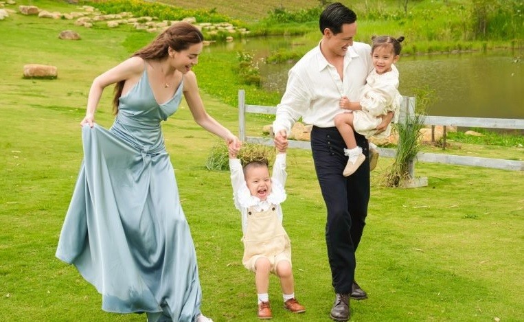 Lần đầu tiên gia đình Hồ Ngọc Hà đóng chung MV. Lần đầu tiên gia đình Hồ Ngọc Hà đóng chung MV.