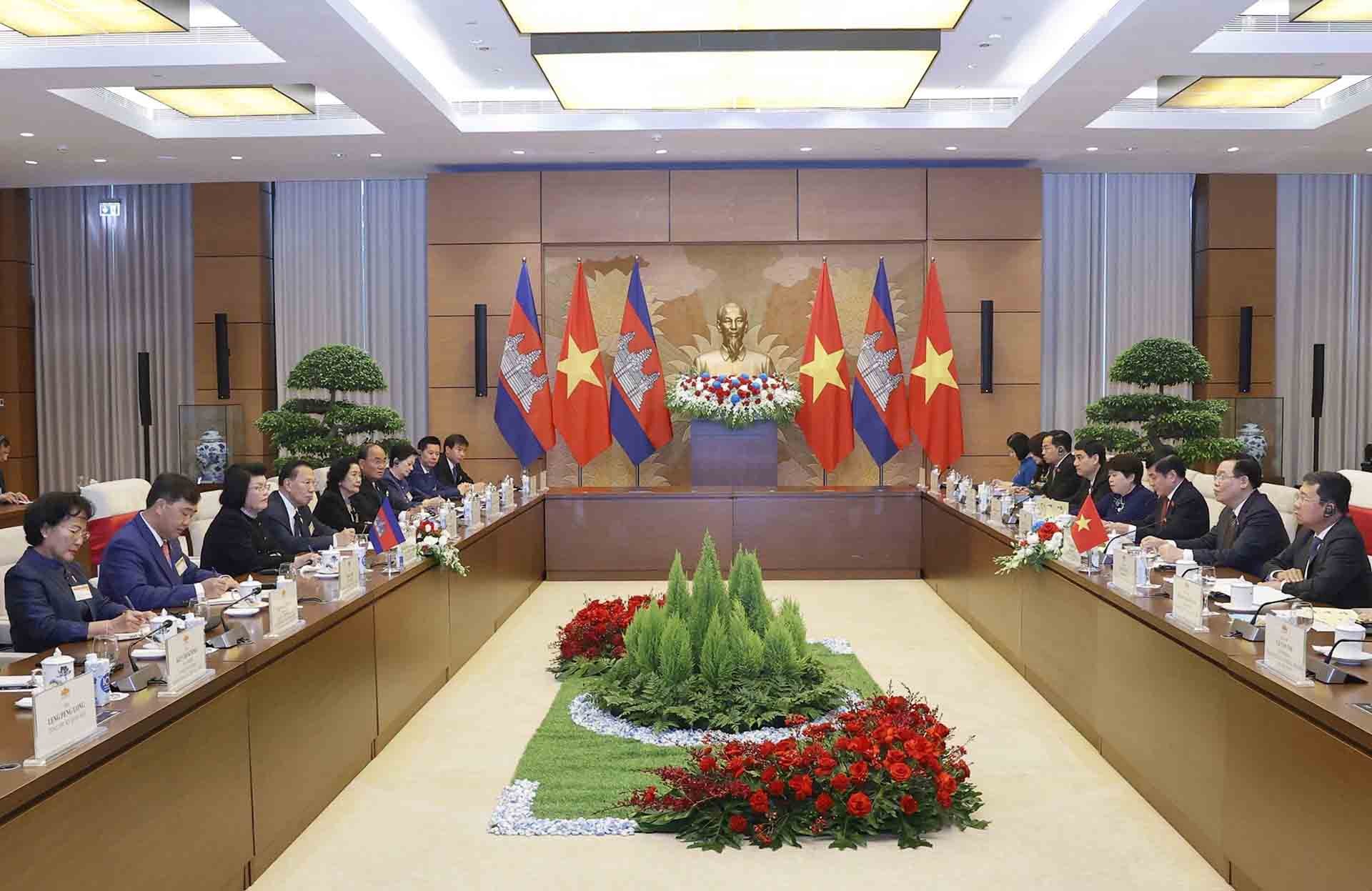 Chủ tịch Quốc hội Vương Đình Huệ hội đàm với Chủ tịch Quốc hội Campuchia Samdech Khuon Sudary. (Nguồn: TTXVN)