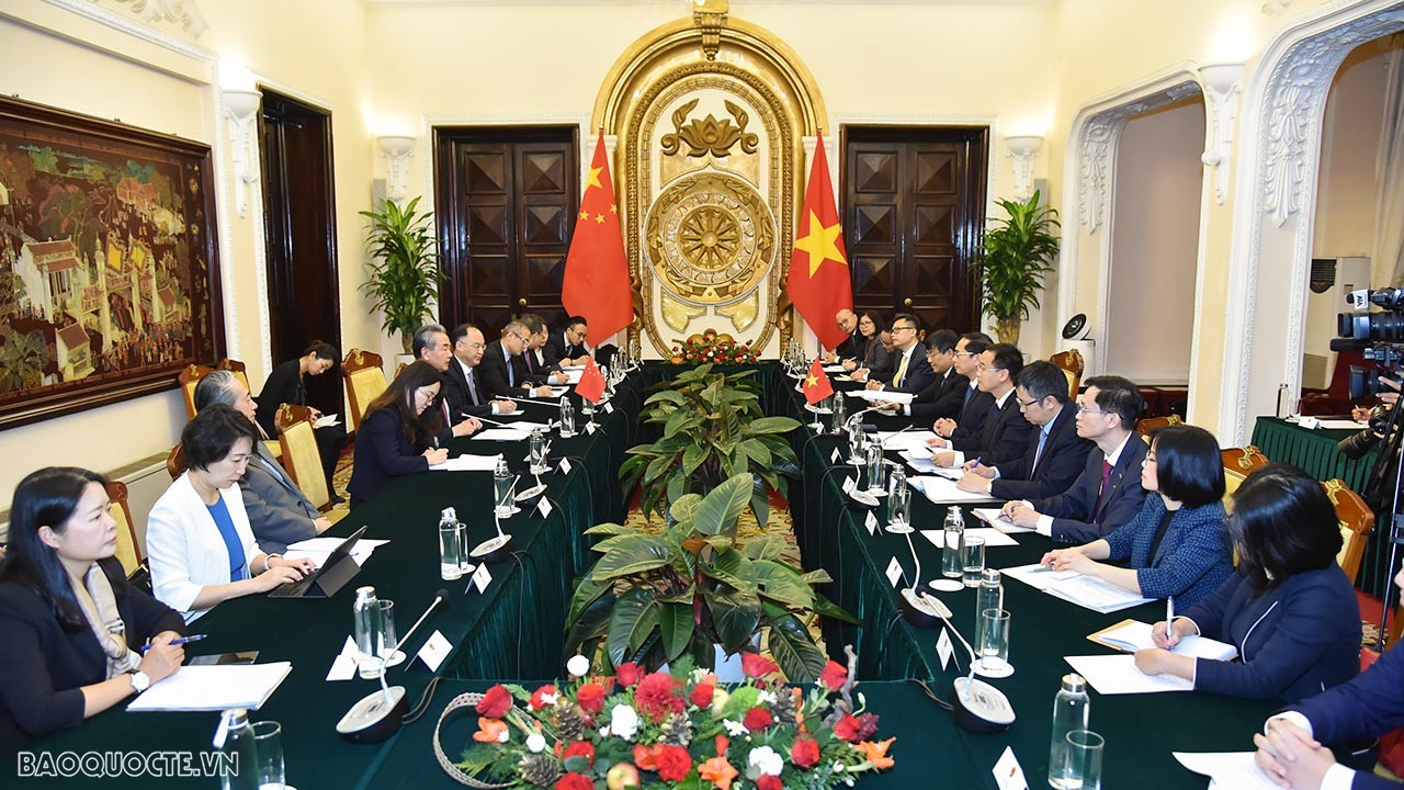 Về phương hướng hợp tác thời gian tới, hai bên đi sâu trao đổi và xác định một số trọng tâm công tác: tăng cường trao đổi, tiếp xúc cấp cao và các cấp; triển khai hiệu quả các cơ chế giao lưu, hợp tác giữa hai Đảng, Quốc hội và Nhân đại toàn quốc, Mặt trận Tổ quốc Việt Nam và Chính hiệp Trung Quốc; phát huy vai trò quan trọng của hai Bộ Ngoại giao trong việc điều phối, thúc đẩy các lĩnh vực hợp tác; triển khai tốt các cơ chế giao lưu quốc phòng, an ninh, thực thi pháp luật. 