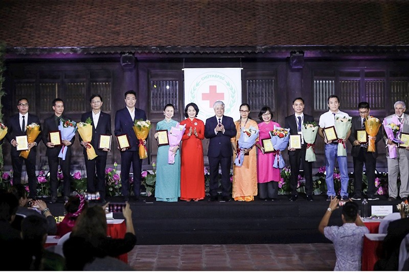 Bí thư Trung ương Đảng, Chủ tịch UBTƯ MTTQ Việt Nam Đỗ Văn Chiến và bà Bùi Thị Hòa, Chủ tịch Hội Chữ thập đỏ Việt Nam tặng hoa và trao bảng tôn vinh các tổ chức, doanh nghiệp, nhà tài trợ, các cá nhân trong chương trình Sức mạnh nhân đạo 2023. Bí thư Trung ương Đảng, Chủ tịch UBTƯ MTTQ Việt Nam Đỗ Văn Chiến và bà Bùi Thị Hòa, Chủ tịch Hội Chữ thập đỏ Việt Nam tặng hoa và trao bảng tôn vinh các tổ chức, doanh nghiệp, nhà tài trợ, các cá nhân trong chương trình Sức mạnh nhân đạo 2023.