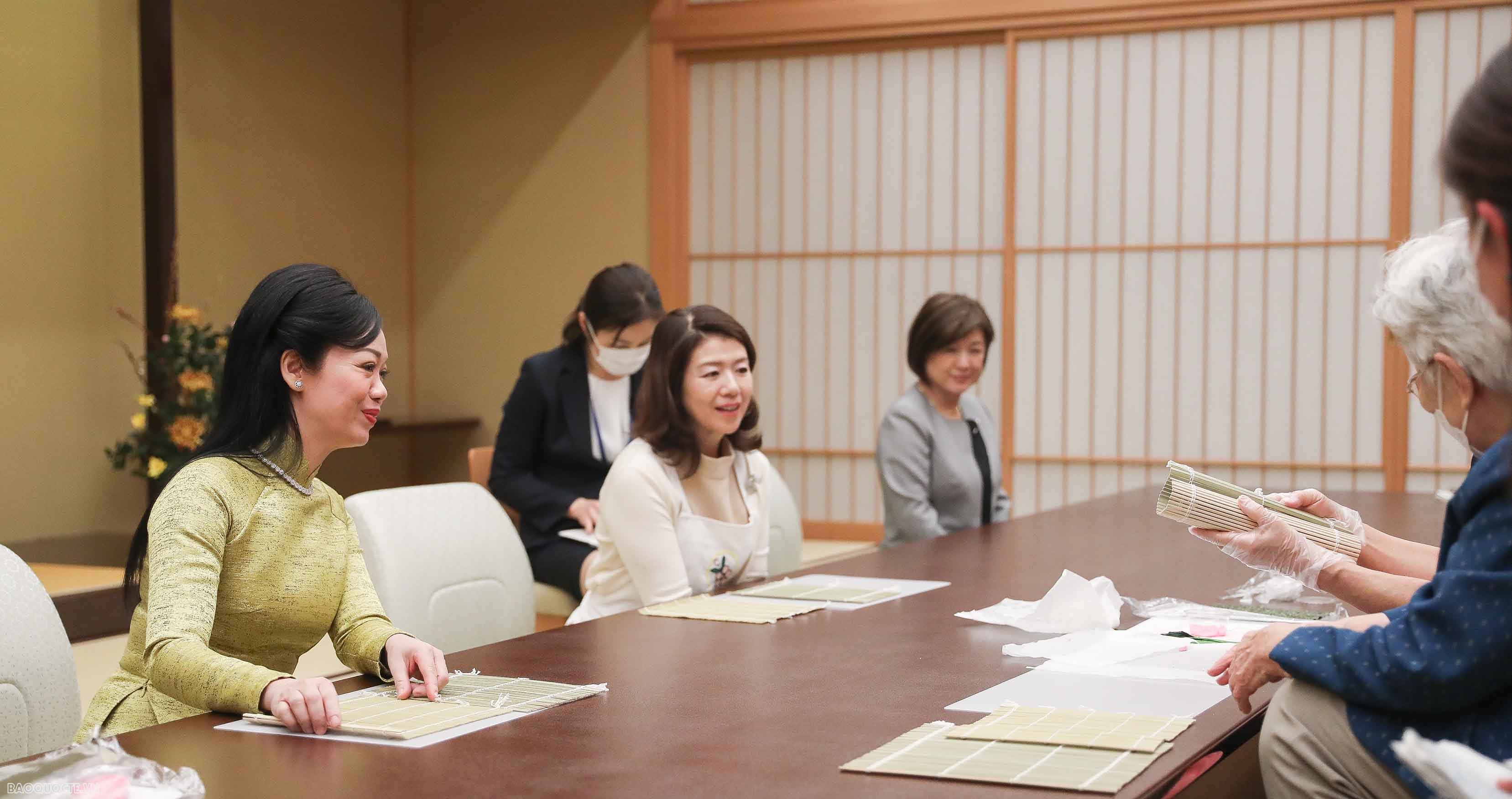 Phu nhân Chủ tịch nước trải nghiệm làm sushi, pha trà đạo và đồ thủ công truyền thống của Nhật Bản