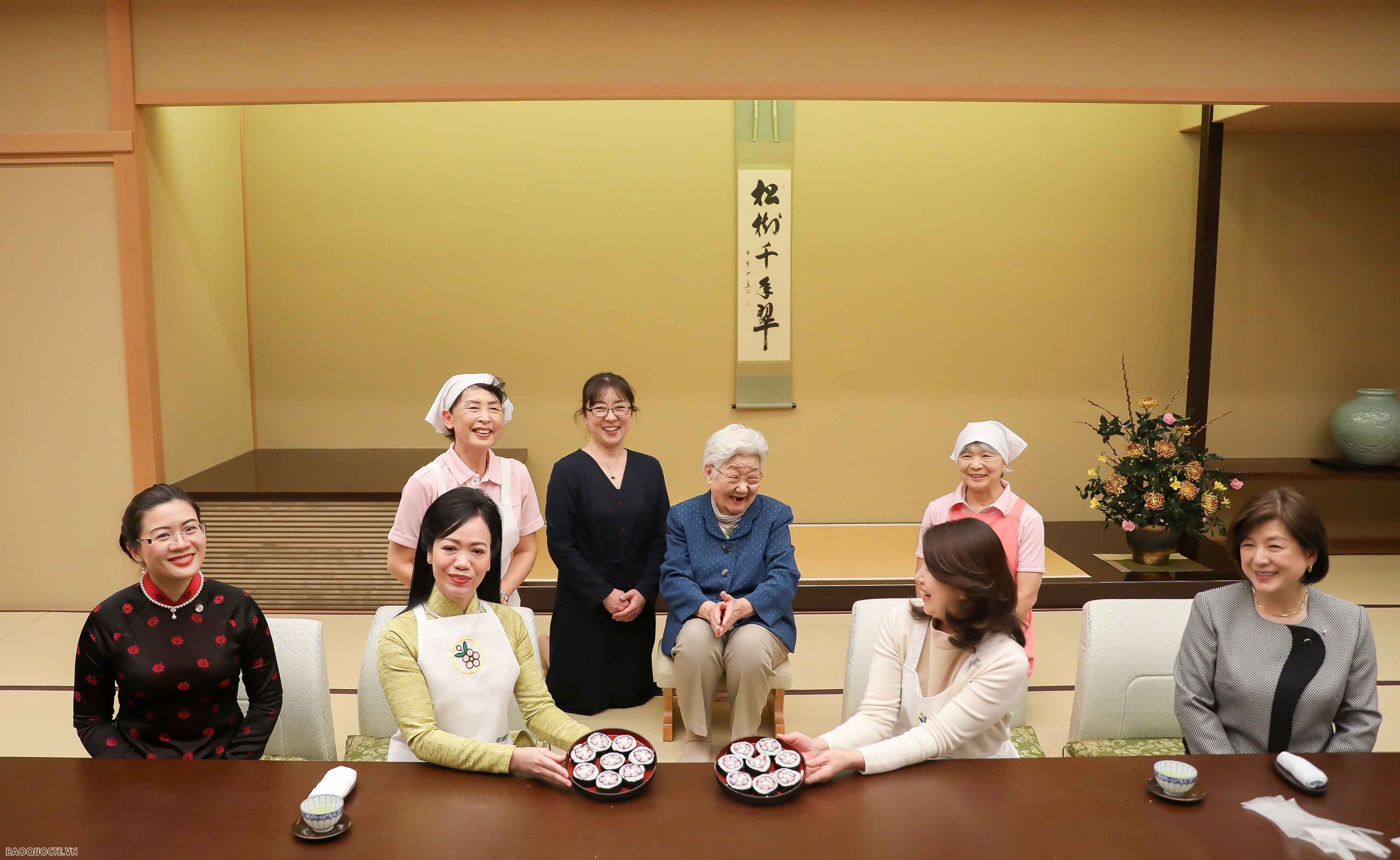 Phu nhân Chủ tịch nước trải nghiệm làm sushi, pha trà đạo và đồ thủ công truyền thống của Nhật Bản