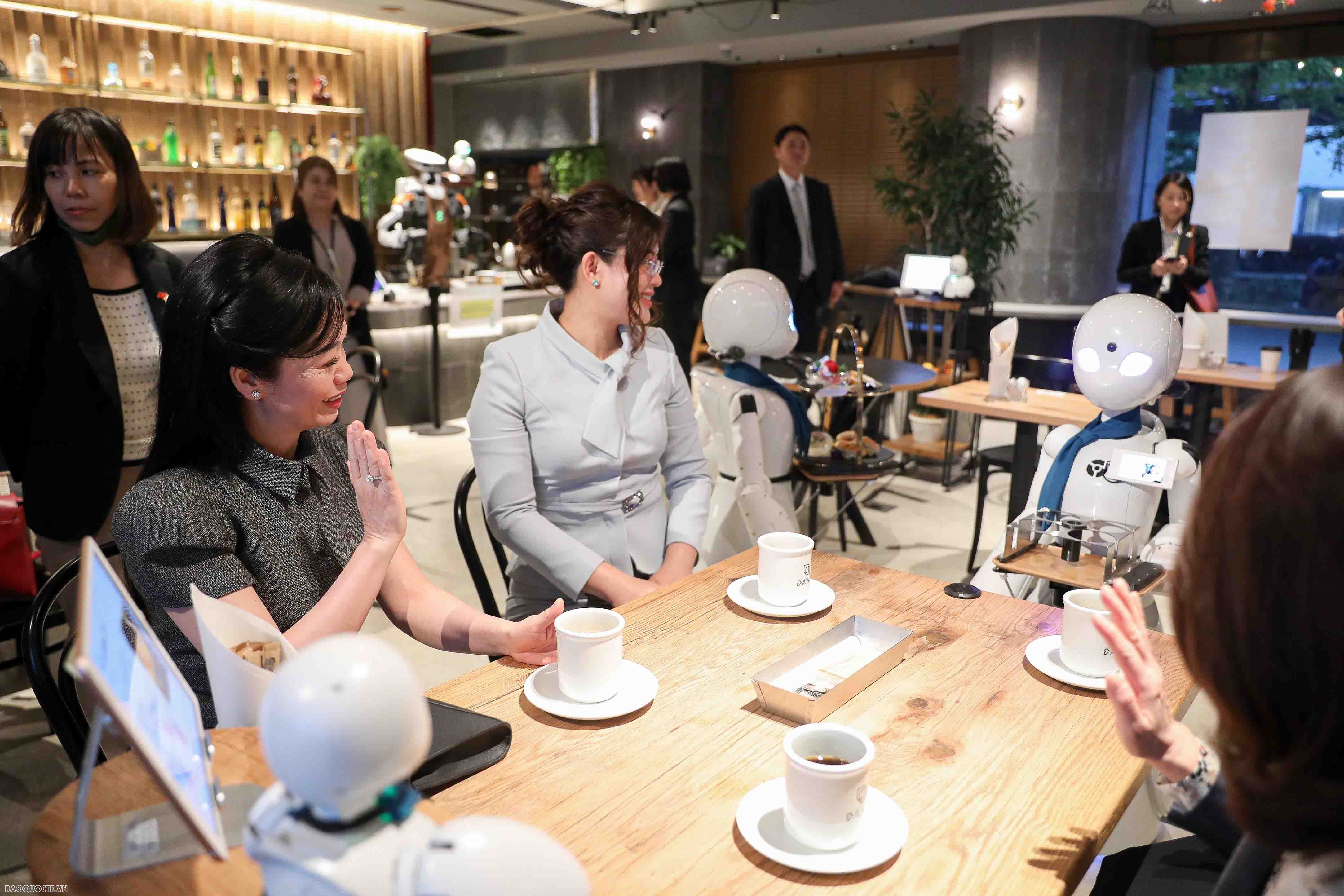 Phu nhân Chủ tịch nước trải nghiệm làm sushi, pha trà đạo và đồ thủ công truyền thống của Nhật Bản