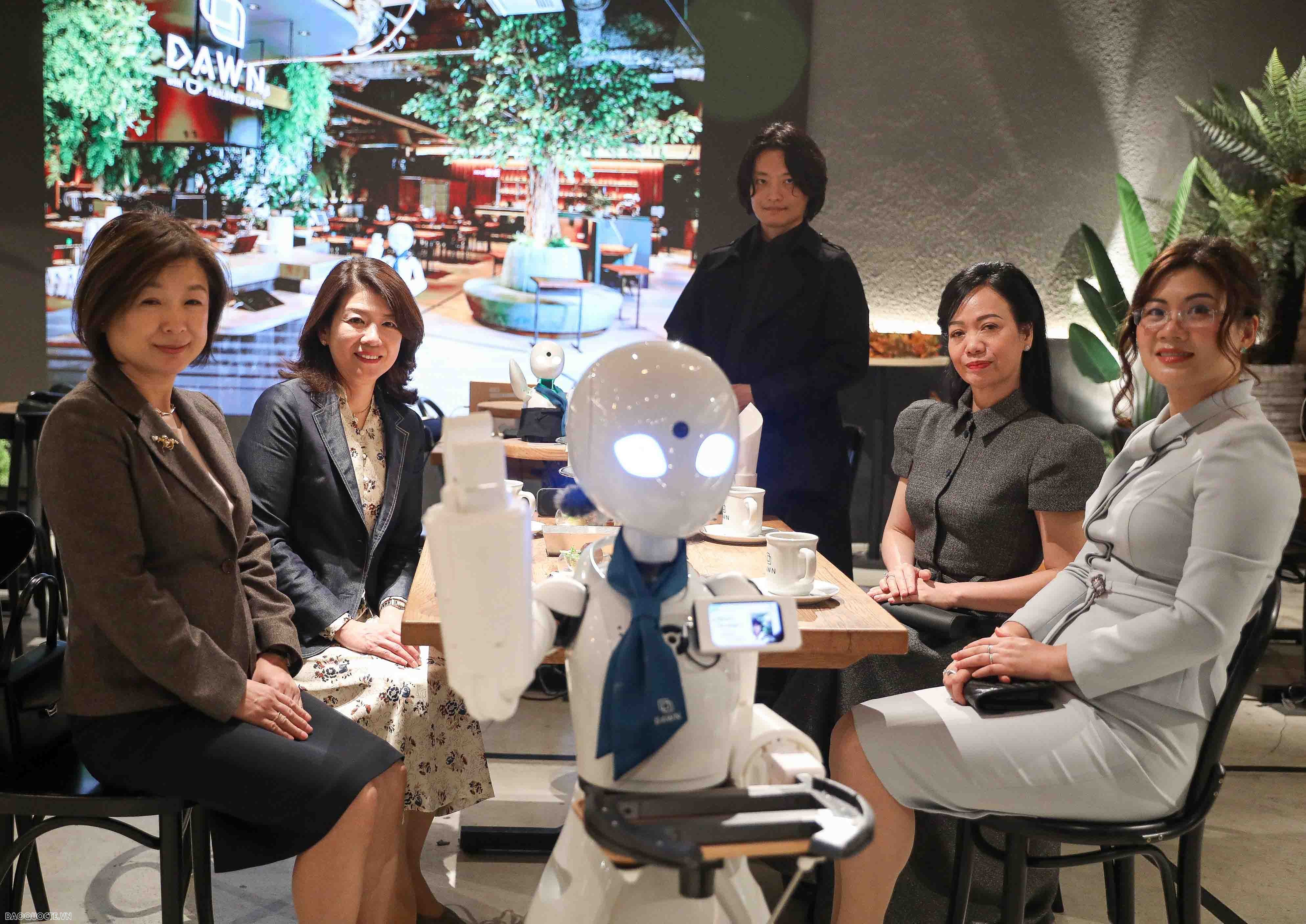 Phu nhân Chủ tịch nước trải nghiệm làm sushi, pha trà đạo và đồ thủ công truyền thống của Nhật Bản