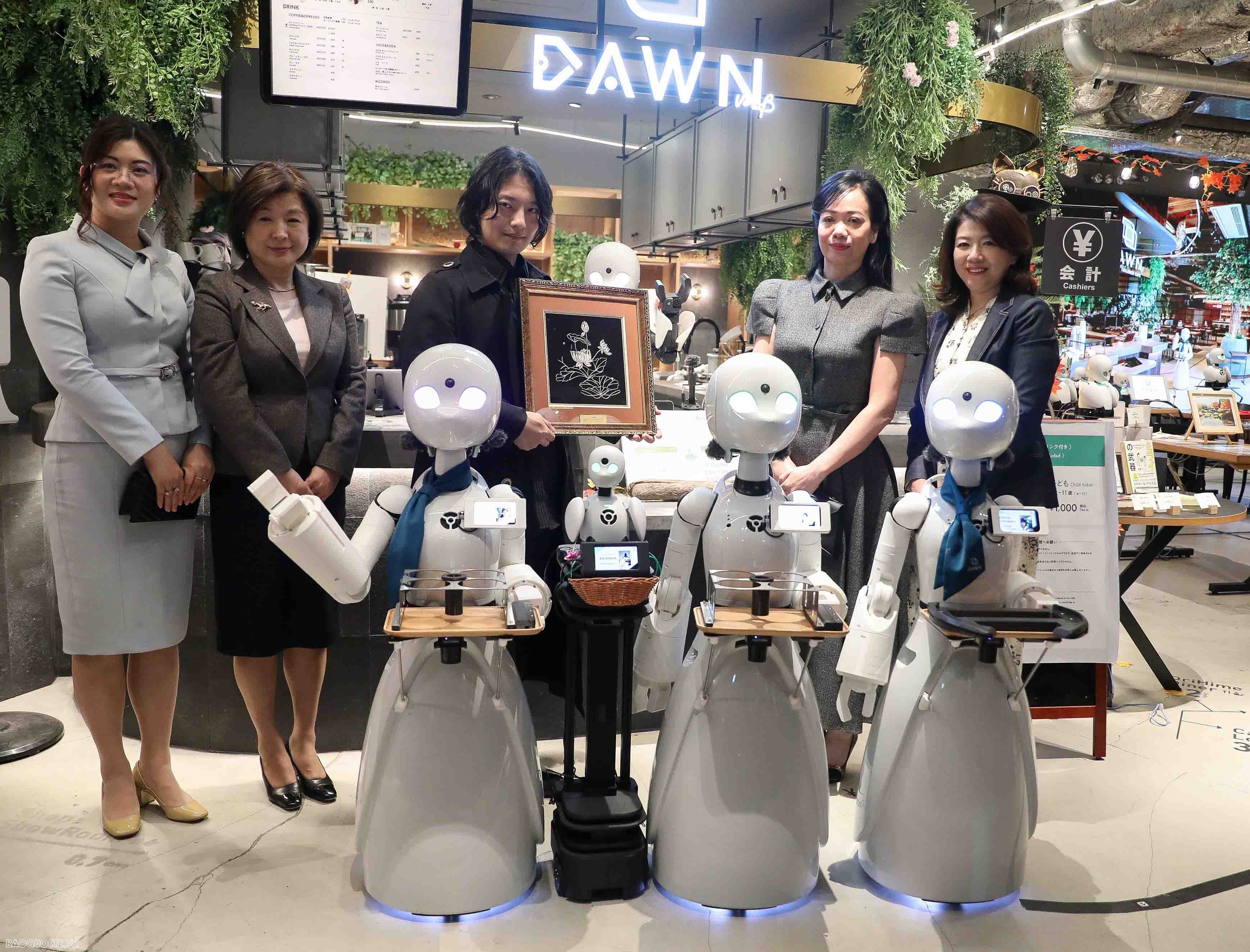 Phu nhân Chủ tịch nước trải nghiệm làm sushi, pha trà đạo và đồ thủ công truyền thống của Nhật Bản