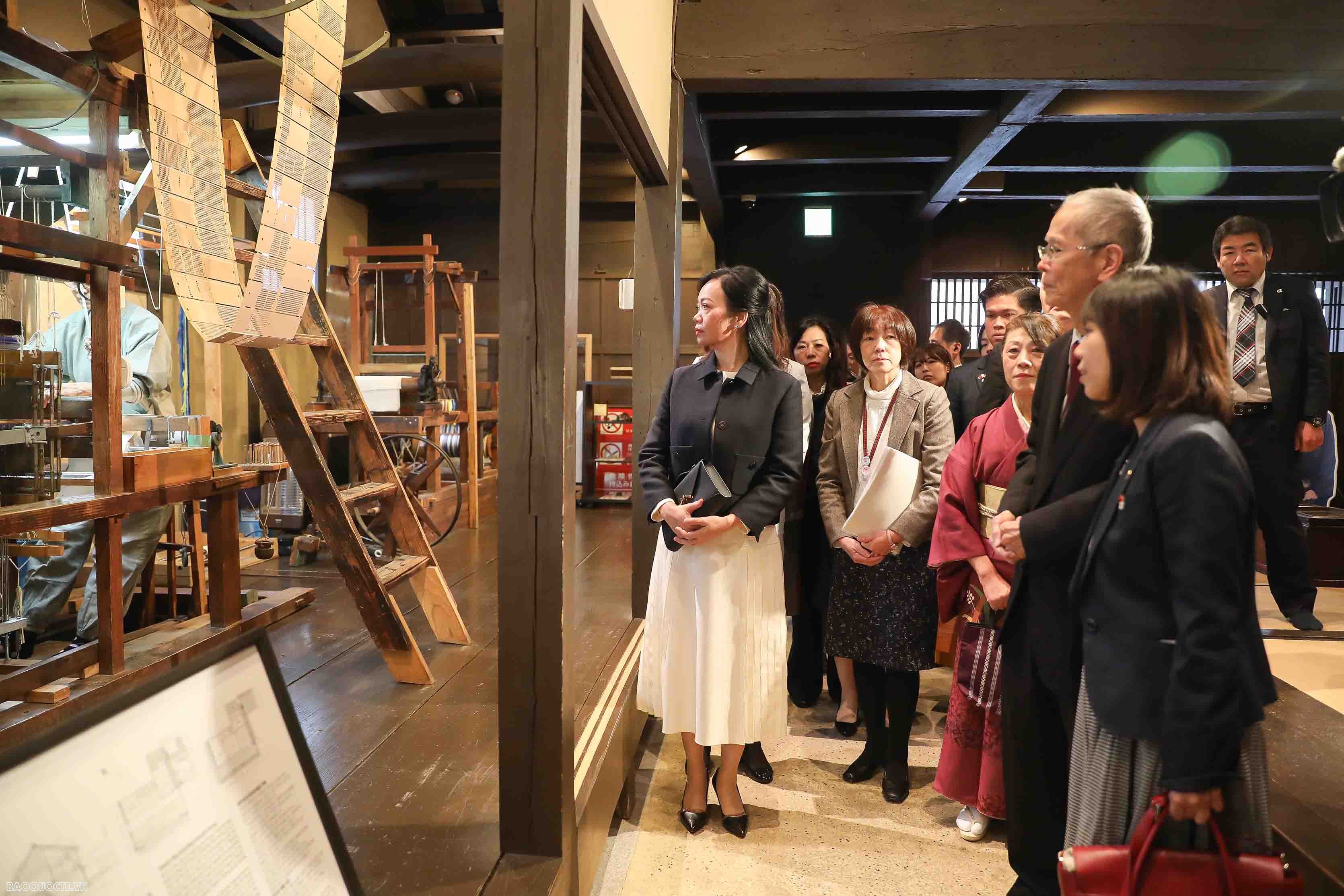 Phu nhân Chủ tịch nước trải nghiệm làm sushi, pha trà đạo và đồ thủ công truyền thống của Nhật Bản