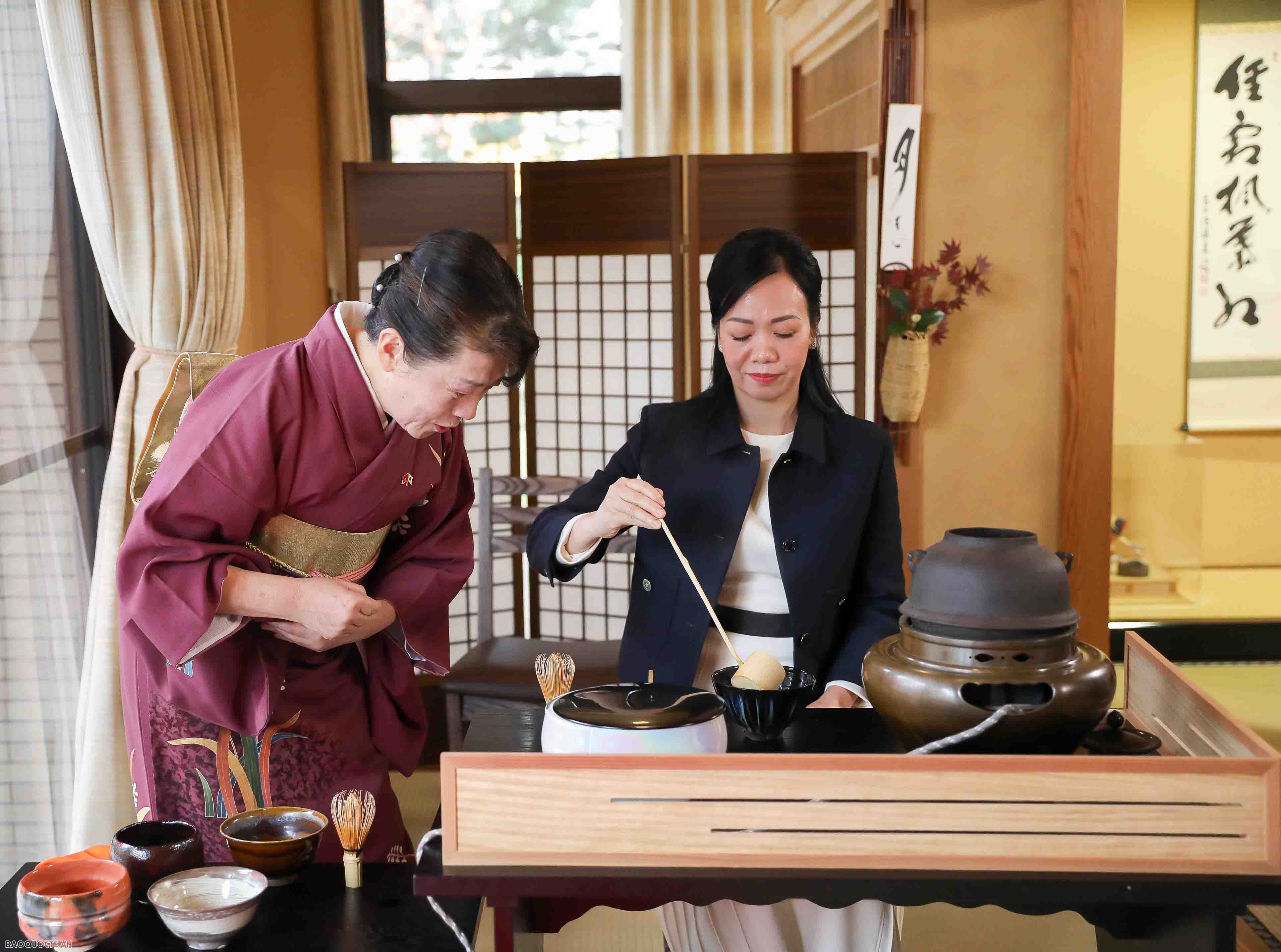 Phu nhân Chủ tịch nước trải nghiệm làm sushi, pha trà đạo và đồ thủ công truyền thống của Nhật Bản