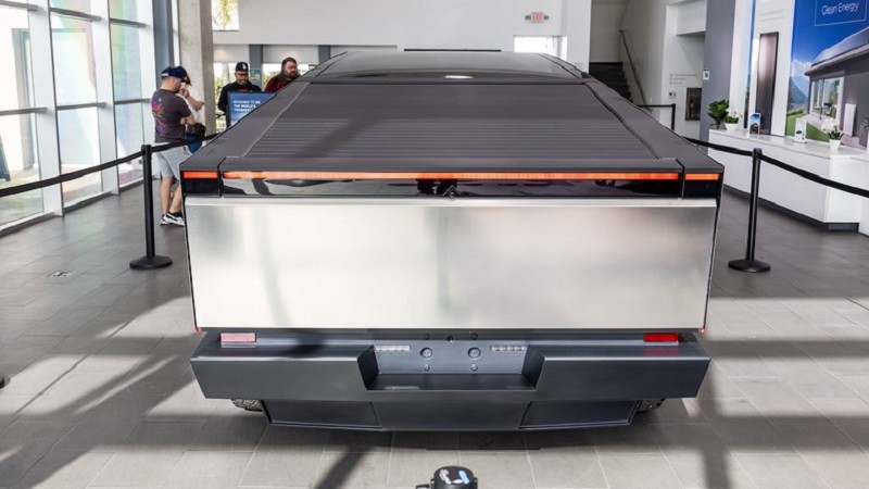 Cận cảnh siêu bán tải Tesla Cybertruck vừa trình làng, giá từ 60.900 USD