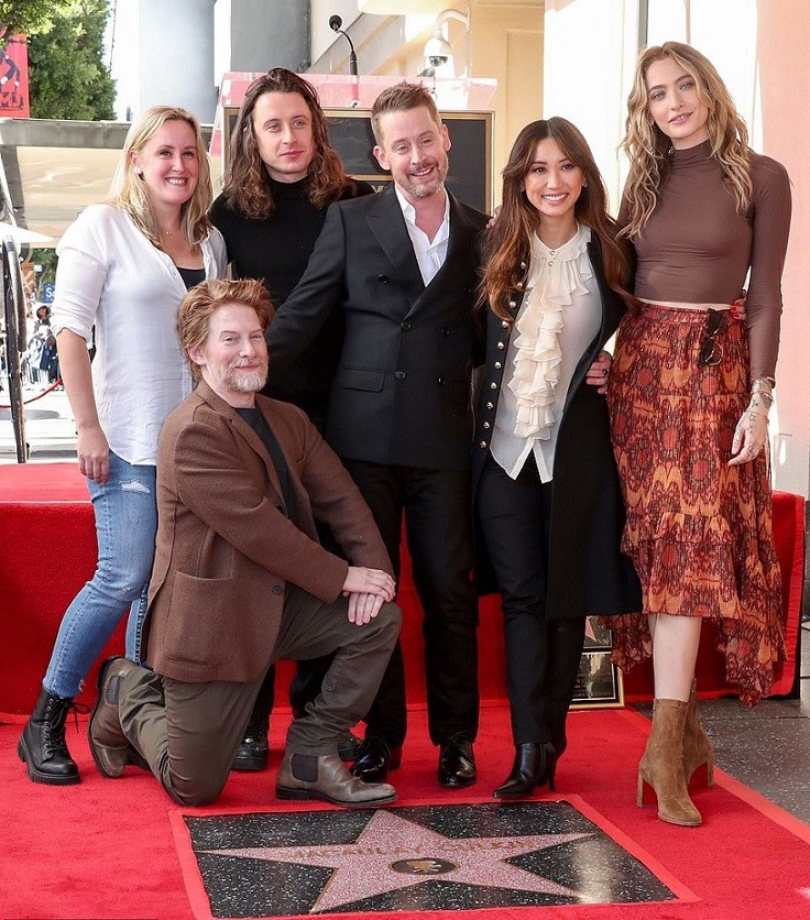 Macaulay Culkin cũng được các anh chị em trong gia đình tới chúc mừng. Con gái đỡ đầu của anh là Paris Jackson (phải) góp mặt trong sự kiện này. Paris là con ruột của ông hoàng nhạc pop Michael Jackson. 