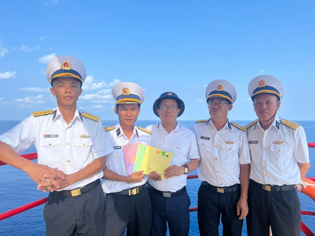 Thư gửi Trường Sa: Món quà đong đầy tình cảm dành cho các cán bộ, chiến sĩ công tác ngoài đảo xa