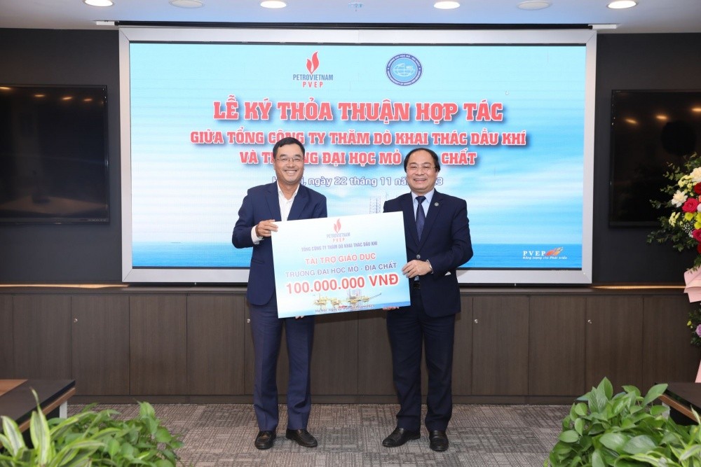 Lãnh đạo PVEP trao học bổng cho sinh viên và Tài trợ giáo dục cho trường HUMG