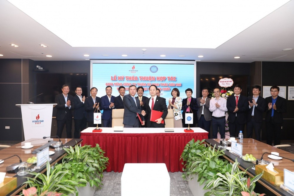 Lãnh đạo PVEP trao học bổng cho sinh viên và Tài trợ giáo dục cho trường HUMG