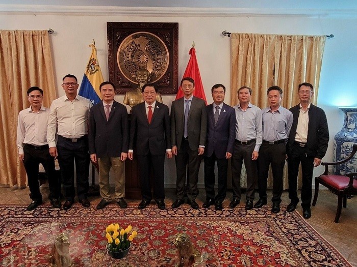 Đồng chí Phan Đình Trạc và đoàn công tác Petrovietnam thăm Đại sứ quán Việt Nam tại Venezuela Trong khuôn khổ chuyến công tác, đoàn đã có buổi làm việc quan trọng với Văn phòng T Đồng chí Phan Đình Trạc và đoàn công tác Petrovietnam thăm Đại sứ quán Việt Nam tại Venezuela Trong khuôn khổ chuyến công tác, đoàn đã có buổi làm việc quan trọng với Văn phòng T