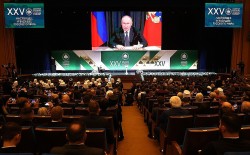 Ảnh ấn tượng (27/11-3/12): Nga không cho phép bất cứ ai làm điều này, Tổng thống Ukraine tới tiền tuyến Kharkov, người Palestine di tản trong giá rét