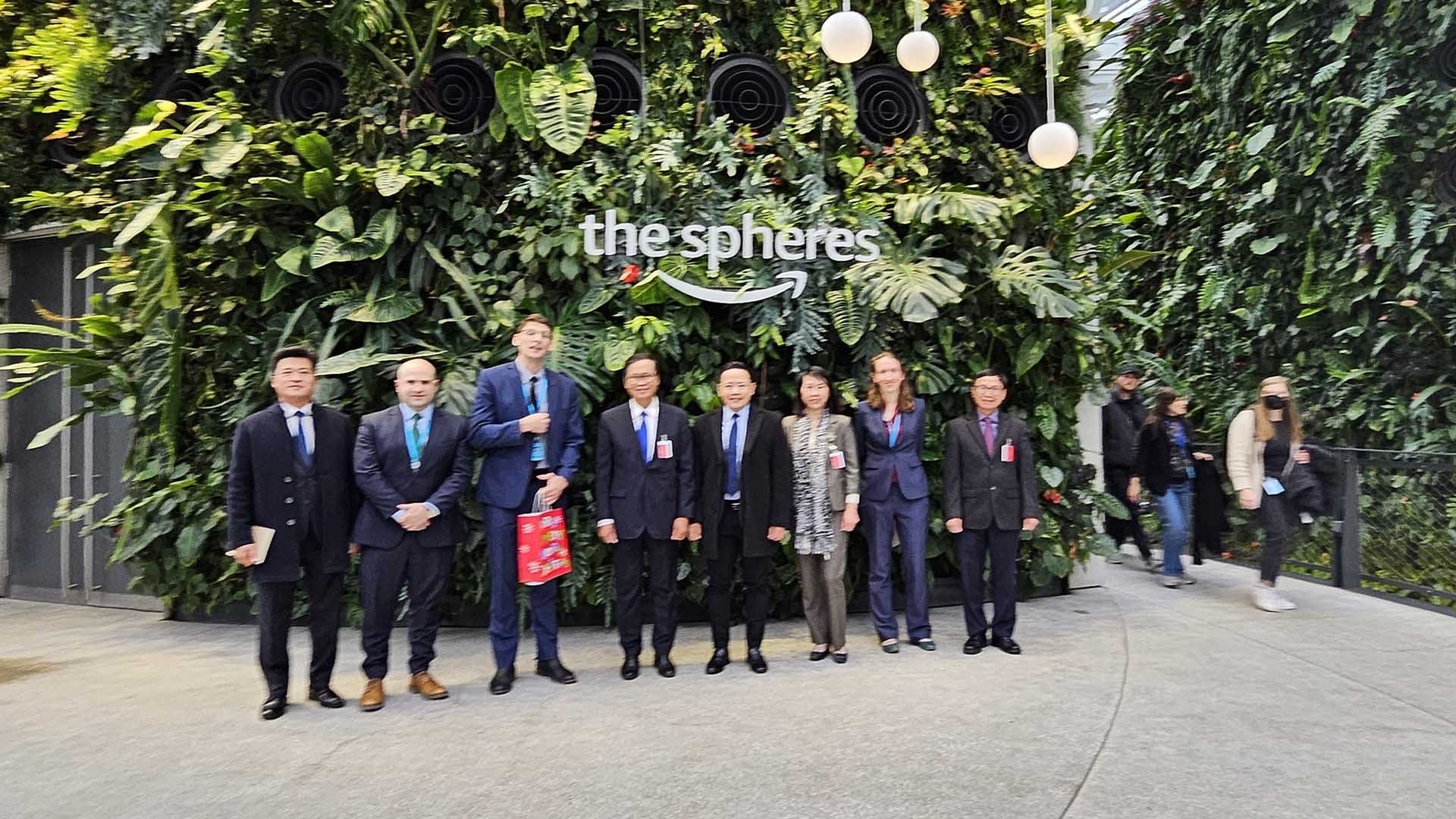 Tổng lãnh sự Hoàng Anh Tuấn làm việc với Amazon.