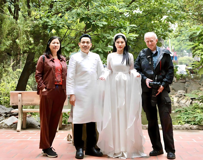 Ông Jean Michel Gallet, NSƯT Hương Giang, Nhà báo Vương Xuân Nguyên và chị Mai Hoa là những nhân vật trong MV. Ông Jean Michel Gallet, NSƯT Hương Giang, Nhà báo Vương Xuân Nguyên và chị Mai Hoa là những nhân vật trong MV.