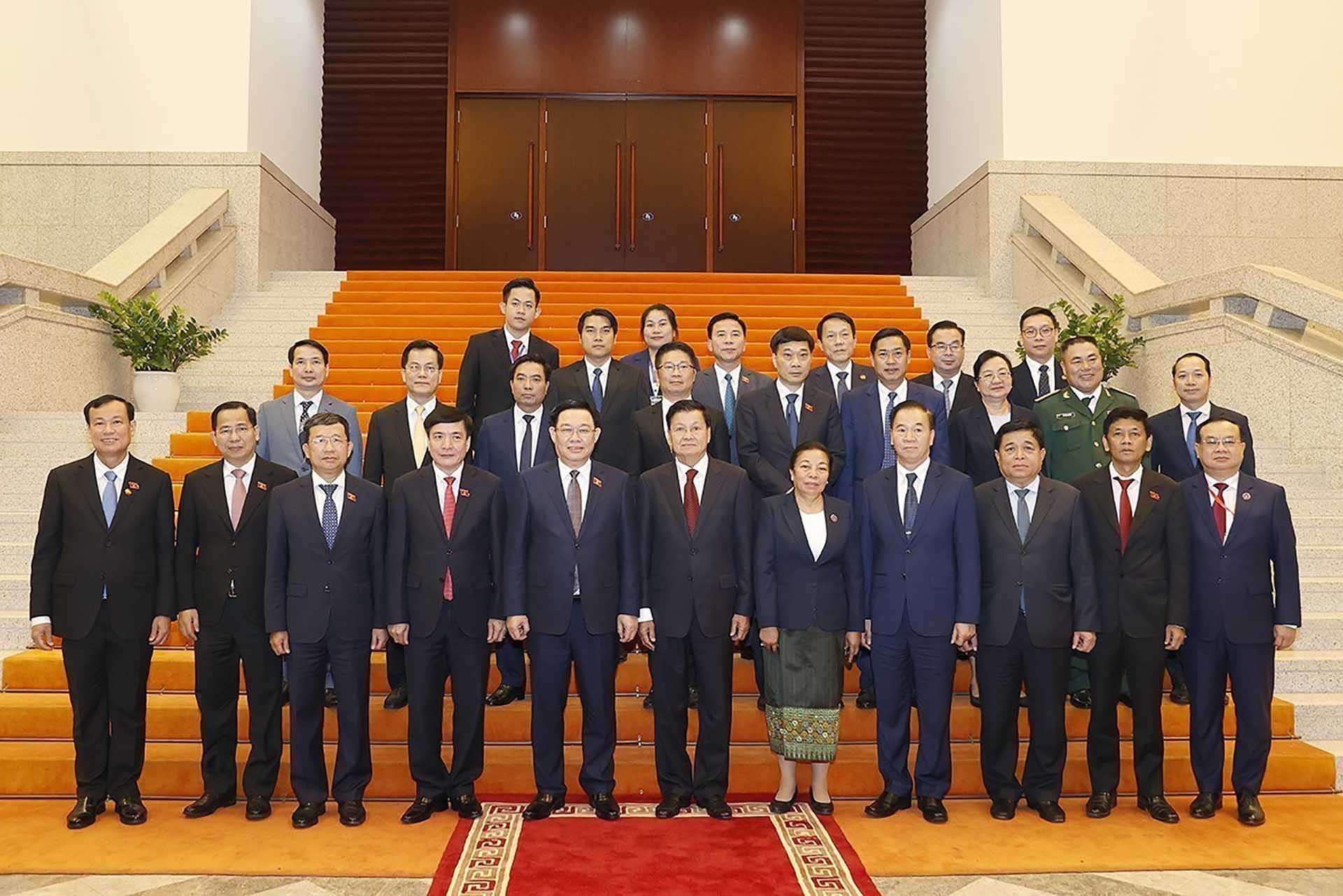 Chủ tịch Quốc hội Vương Đình Huệ và Tổng Bí thư, Chủ tịch nước Lào Thongloun Sisoulith cùng đoàn đại biểu hai nước. (Nguồn: TTXVN)