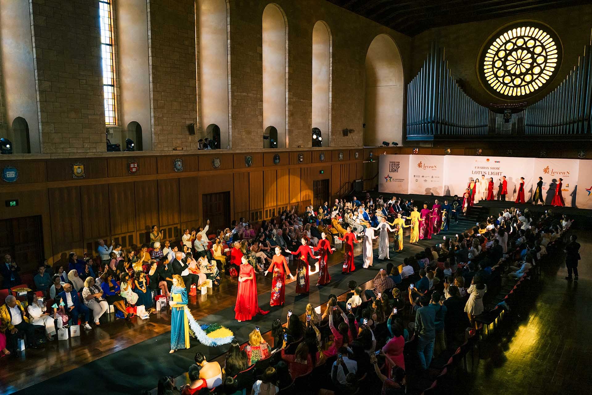 Điểm nhấn của sự kiện là màn trình diễn bộ sưu tập áo dài và áo dạ hội của nhà thiết kế trẻ Trần Phương Hoa.