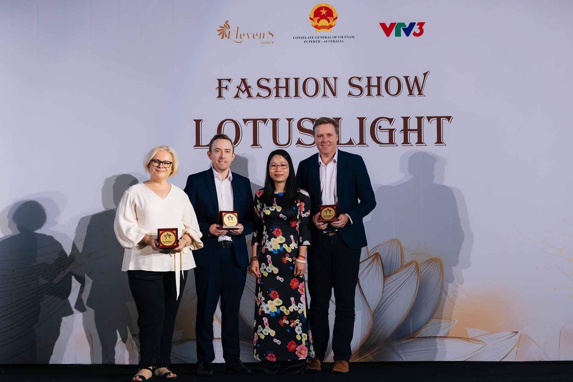 Tổng lãnh sự Nguyễn Thanh Hà trao logo kỷ niệm 50 năm quan hệ ngoại giao và cảm ơn các đối tác Tây Australia.