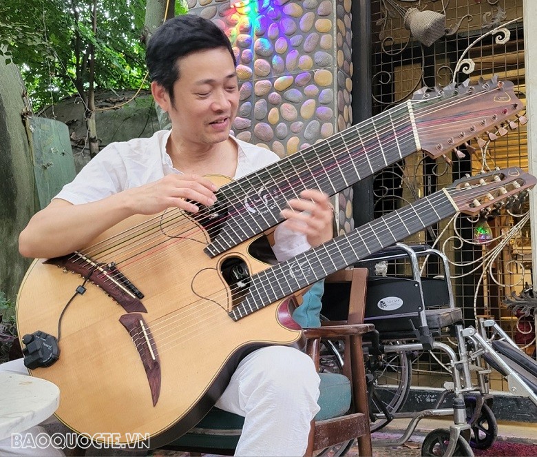 Đàn guitar 21 dây và cuộc chơi lãng mạn Đàn guitar 21 dây và cuộc chơi lãng mạn