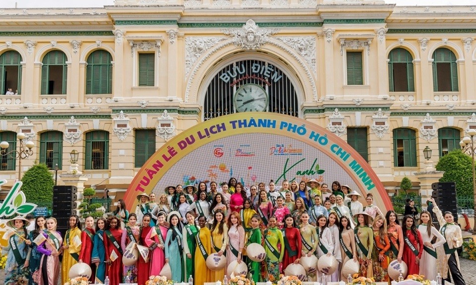 Một ngày sau sự kiện chào mừng các thi sinh cuộc thi Hoa hậu Trái đất 2023 đến Việt Nam (chiều 3/12), dàn người đẹp cùng dự chương trình trước Bưu điện Trung tâm TP. Hồ Chí Minh lúc hơn 6h. Đại diện một số quốc gia hiện chưa có mặt ở cuộc thi, sẽ đáp chuyến bay tới Việt Nam vài ngày tới. Một ngày sau sự kiện chào mừng các thi sinh cuộc thi Hoa hậu Trái đất 2023 đến Việt Nam (chiều 3/12), dàn người đẹp cùng dự chương trình trước Bưu điện Trung tâm TP. Hồ Chí Minh lúc hơn 6h. Đại diện một số quốc gia hiện chưa có mặt ở cuộc thi, sẽ đáp chuyến bay tới Việt Nam vài ngày tới.