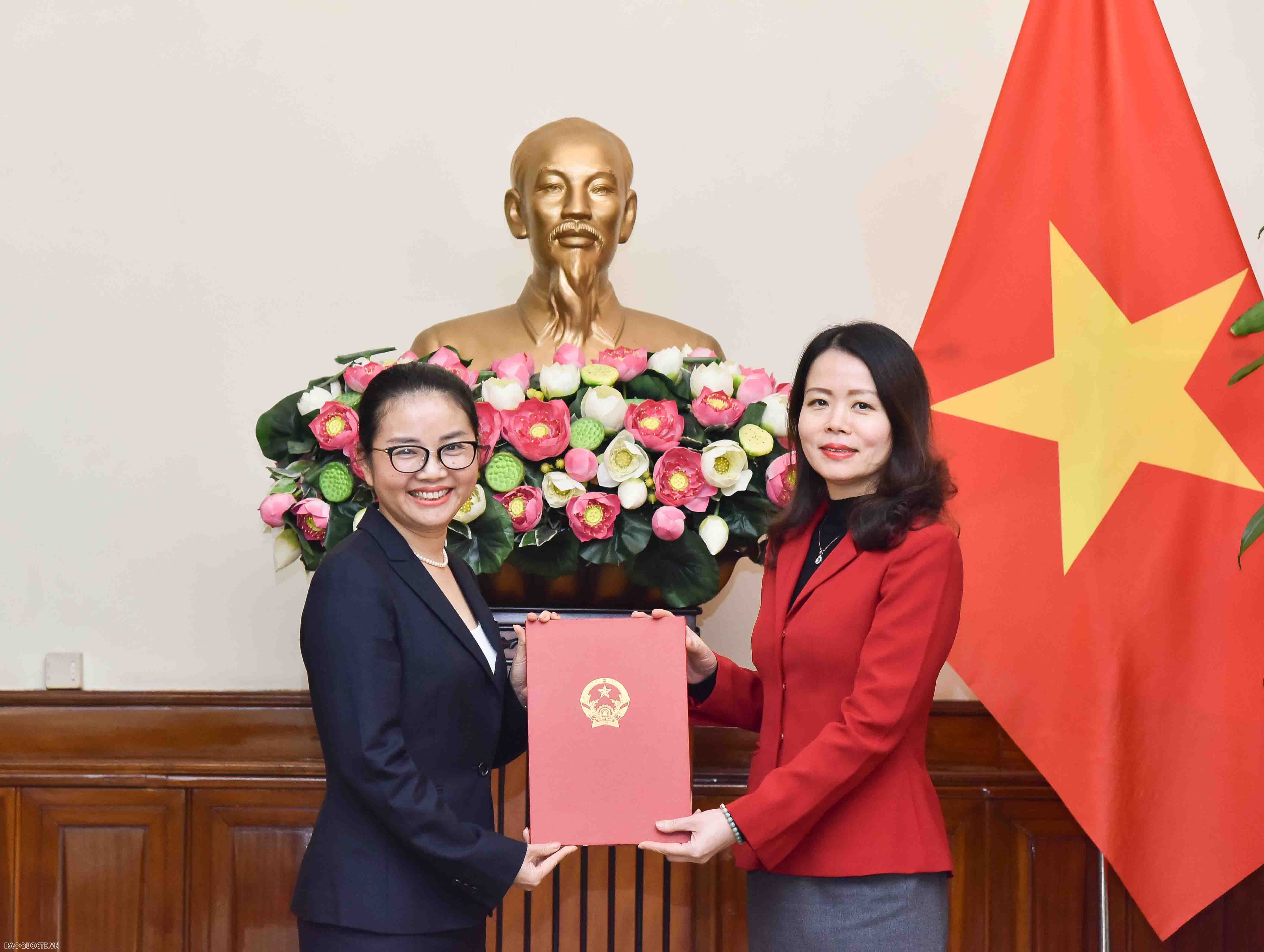 Thứ trưởng Ngoại giao Nguyễn Minh Hằng trao quyết định tiếp nhận và điều động bà Trần Thị Thu Thìn, nguyên Tham tán, Đại sứ quán Việt Nam tại Nhật Bản, kết thúc nhiệm kỳ về nước, giữ chức Phó Cục trưởng, Cục Ngoại vụ. 