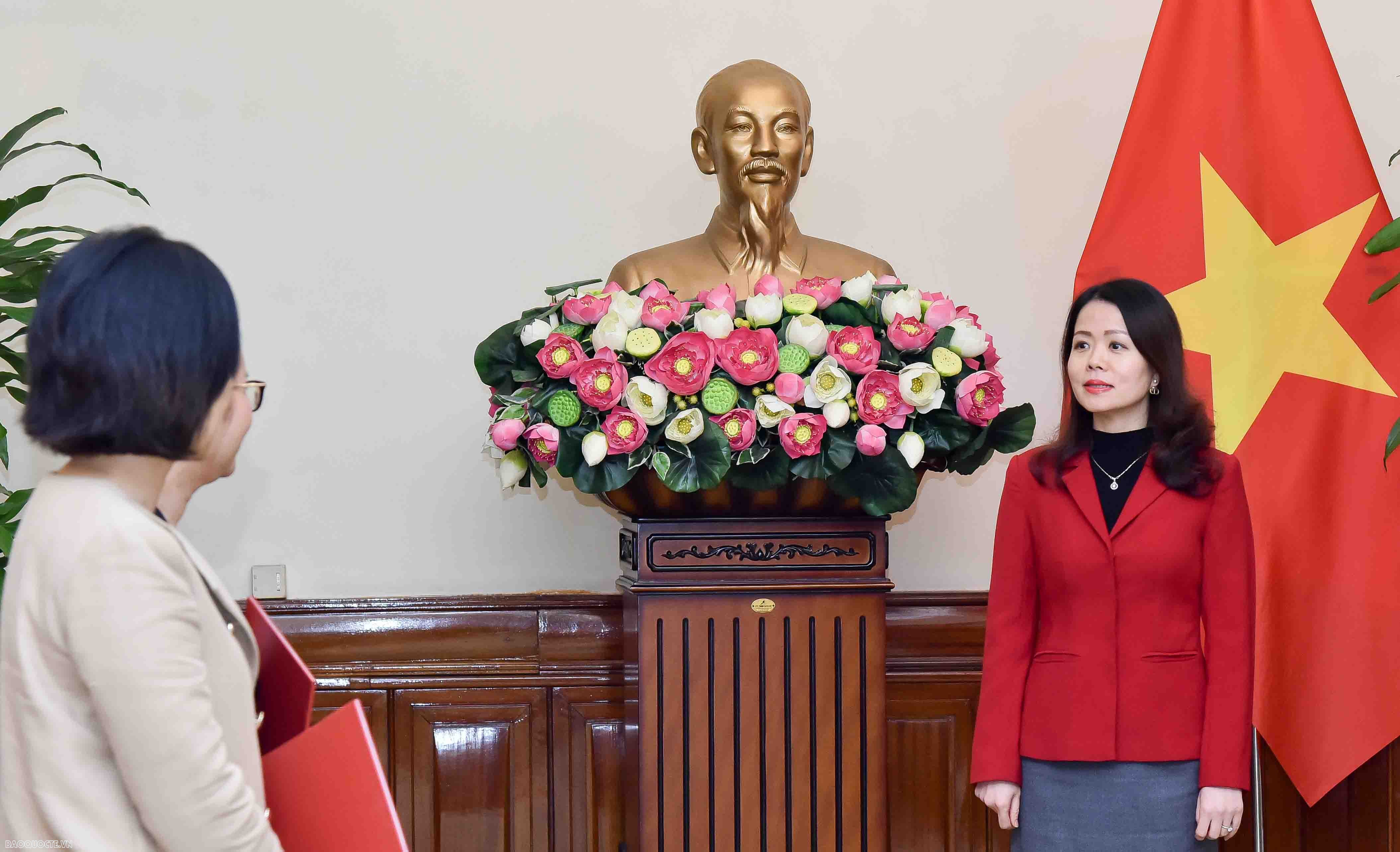 Chúc mừng bà Hoàng Thị Thanh Nga và bà Trần Thị Thu Thìn vừa hoàn thành xuất sắc nhiệm kỳ tại các cơ quan đại diện Việt Nam ở nước ngoài và vừa nhận quyết định tiếp nhận vị trí công tác mới, Thứ trưởng Ngoại giao Nguyễn Minh Hằng khẳng định đây là sự tin tưởng của lãnh đạo Bộ đối với hai cán bộ. 