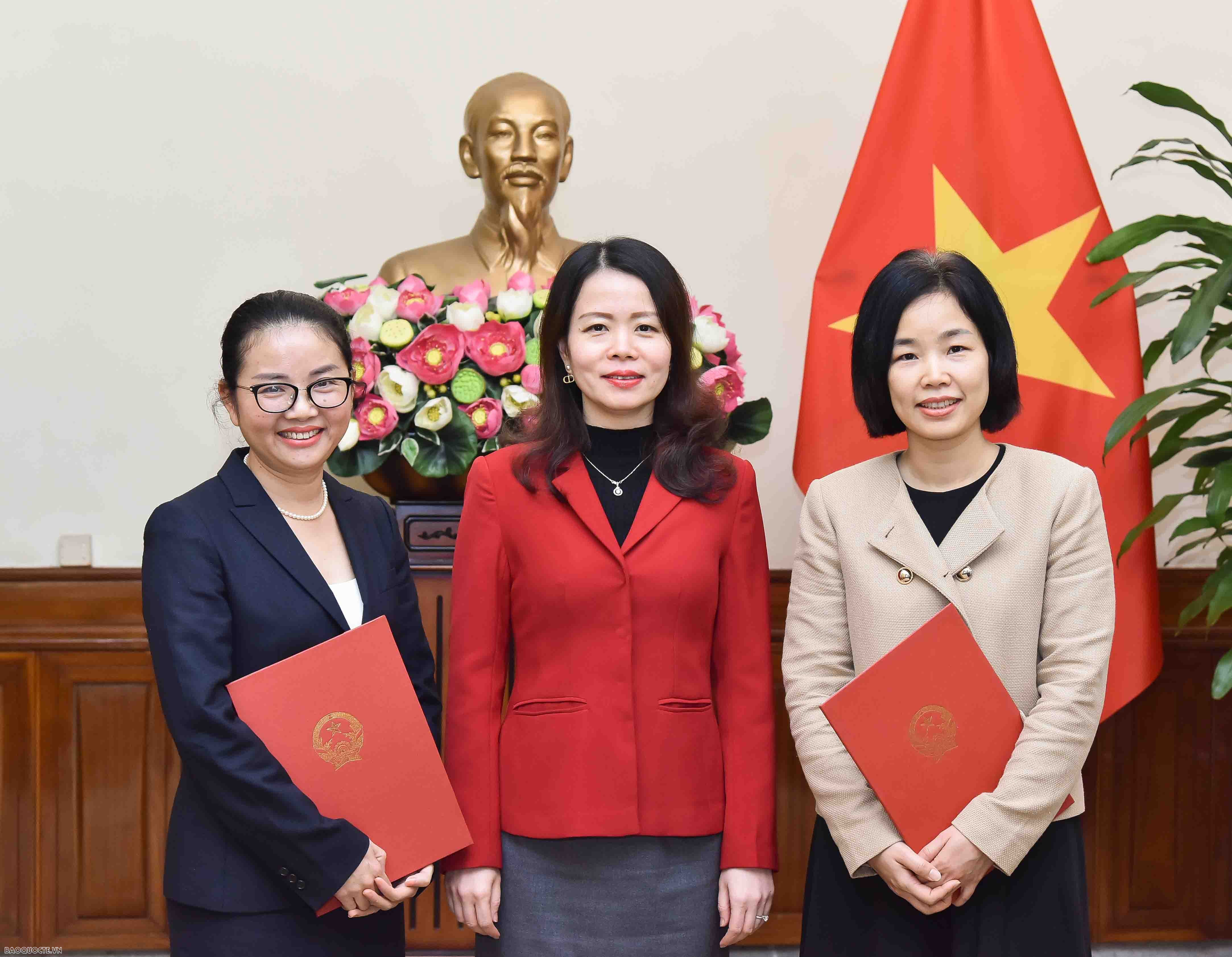 Thứ trưởng tin tưởng, với kinh nghiệm và năng lực trông công tác đối ngoại của bà Hoàng Thị Thanh Nga và bà Trần Thị Thu Thìn sẽ tiếp tục phát huy vai trò, năng lực của mình để xây dựng, phát triển đơn vị, đóng góp hiệu quả vào công tác chuyên môn, góp ph