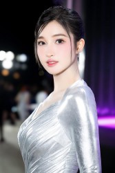 Á hậu Nguyễn Phương Nhi khoe vóc dáng gợi cảm cùng đôi chân dài miên man