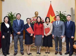 Thứ trưởng Ngoại giao Nguyễn Minh Hằng trao quyết định điều động 2 cán bộ cấp Vụ