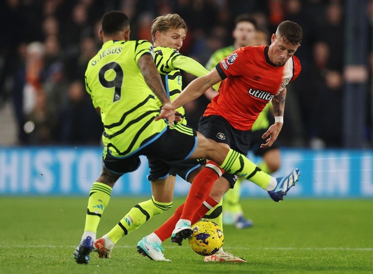 Arsenal (áo xanh) nhập cuộc hứng khởi trên sân khách. Arsenal (áo xanh) nhập cuộc hứng khởi trên sân khách.