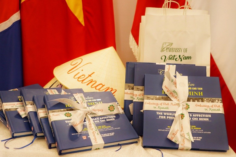 Đại sứ quán Việt Nam tại Kuwait kỷ niệm 36 năm UNESCO vinh danh Chủ tịch Hồ Chí Minh Đại sứ quán Việt Nam tại Kuwait kỷ niệm 36 năm UNESCO vinh danh Chủ tịch Hồ Chí Minh