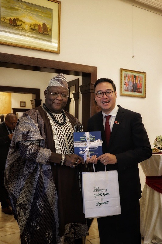 Đại sứ quán Việt Nam tại Kuwait kỷ niệm 36 năm UNESCO vinh danh Chủ tịch Hồ Chí Minh Đại sứ quán Việt Nam tại Kuwait kỷ niệm 36 năm UNESCO vinh danh Chủ tịch Hồ Chí Minh